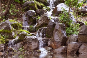 福結びの滝：いいご縁がありますようにと小さい滝をつくりました。